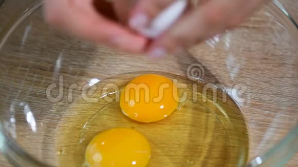 女孩把鸡蛋放在碗里视频的预览图