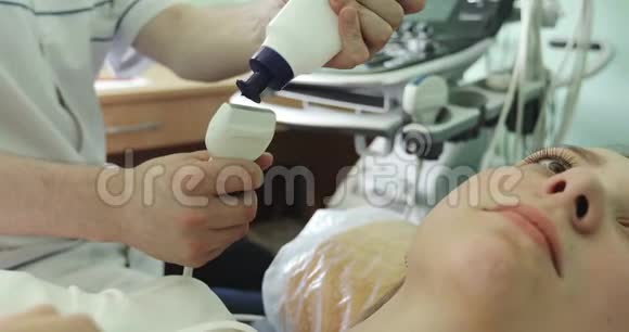医生用超声波检查甲状腺和甲状腺视频的预览图