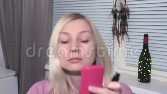 年轻女子照镜子在家化妆视频的预览图