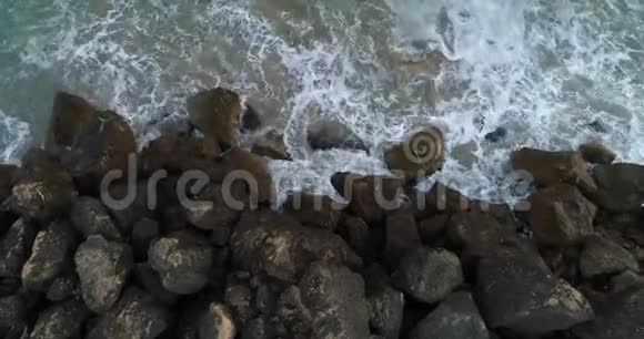 大型海滩岩石视频的预览图
