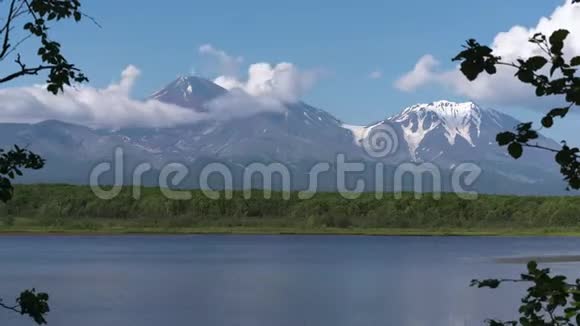 活火山云层飘过天空高山湖的倒影夏季时间视频的预览图