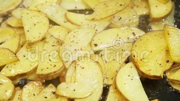 厨房用慢动作炒锅里油中土豆的特写镜头视频的预览图