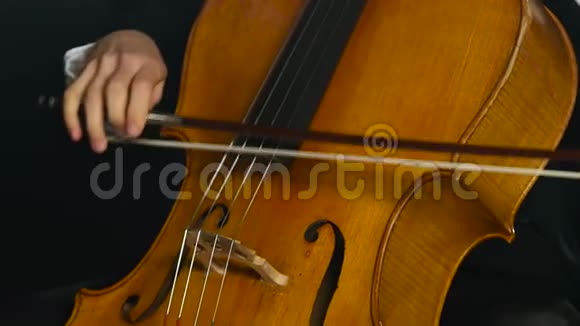 音乐家妇女演奏大提琴专业经典音乐黑烟背景关门视频的预览图