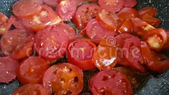 西红柿是在煎锅里炖的视频的预览图