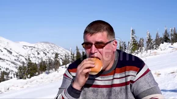 滑雪场的人在冬季在滑雪场吃野餐天气晴朗视频的预览图