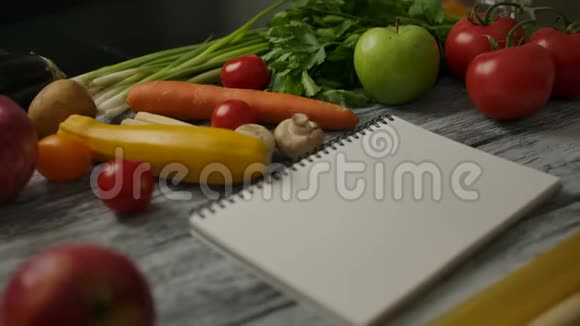 桌上素食食谱空白记事本视频的预览图