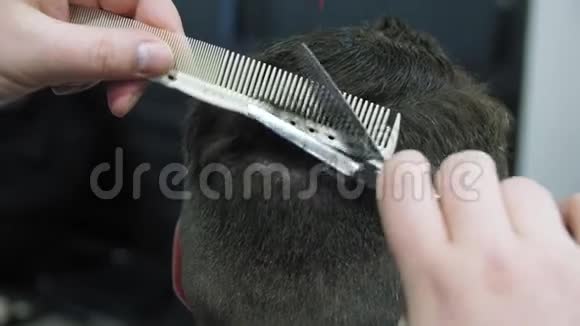 男人在理发店或发廊发型和理发整理头发理发店男士理发师视频的预览图