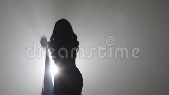 手里拿着面纱跳舞的女人西瓦特烟雾背景慢动作关门视频的预览图