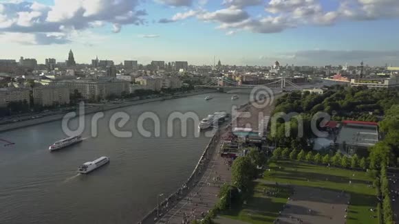 莫斯科市中心莫斯科河的鸟瞰图视频的预览图