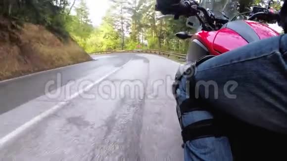 摩托车手沿着风景优美的山路行驶侧视POV视频的预览图