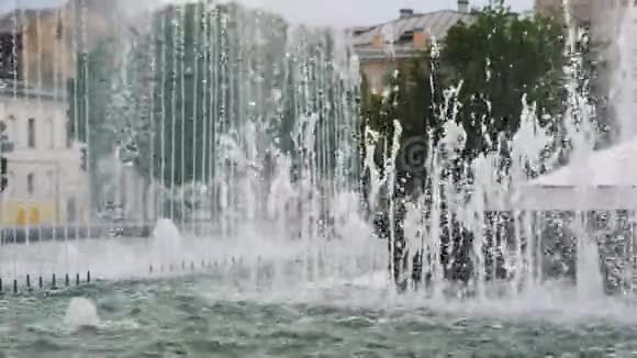 城市公园喷泉的工作镜头视频的预览图