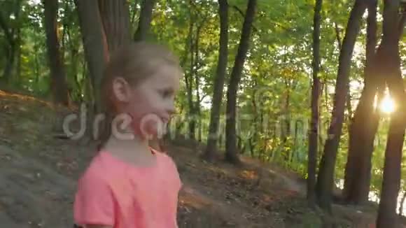 小女孩独自走在森林里视频的预览图