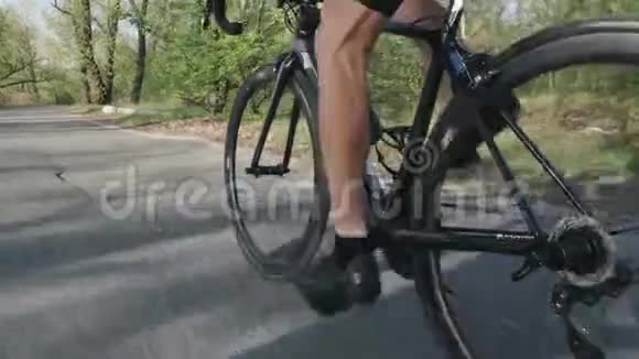 强壮的自行车手腿蹬自行车车轮快速旋转腿部肌肉收拢自行车训练理念慢动作视频的预览图