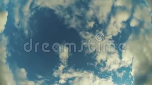 蓝天上滚滚白云的时间推移视频的预览图
