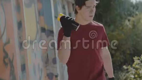 希普斯特在街墙上用气球涂鸦视频的预览图