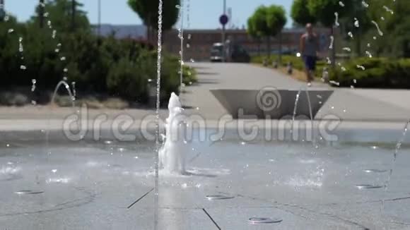 广场上的喷泉从混凝土板下跳动视频的预览图