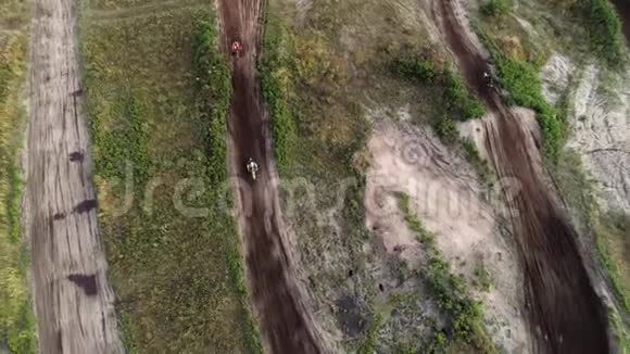 极限运动越野车手驾驶快速地形视频的预览图