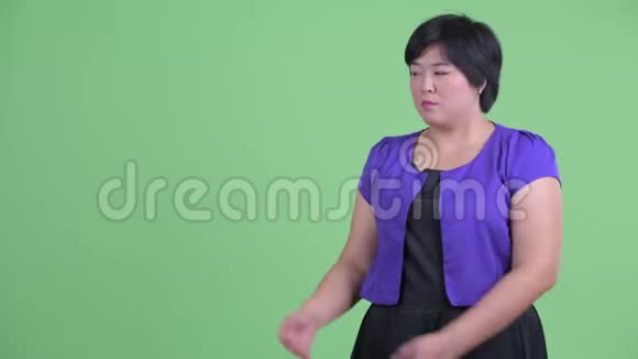 年轻体重超重的亚洲女性视频的预览图