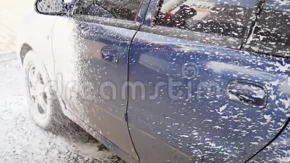 一个喷射泡沫覆盖车身自助洗车视频的预览图