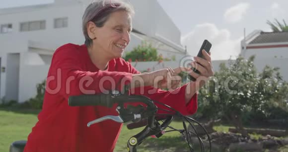老年妇女在户外享受空闲时间视频的预览图