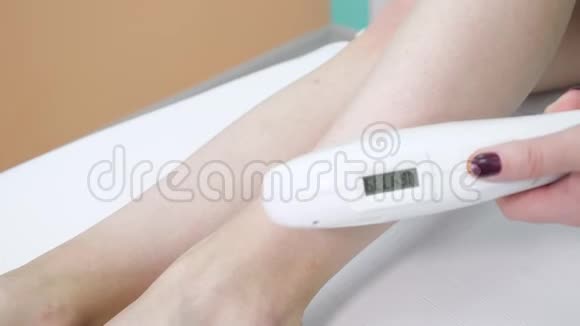 治疗师使激光脱毛访客腿近景视频的预览图