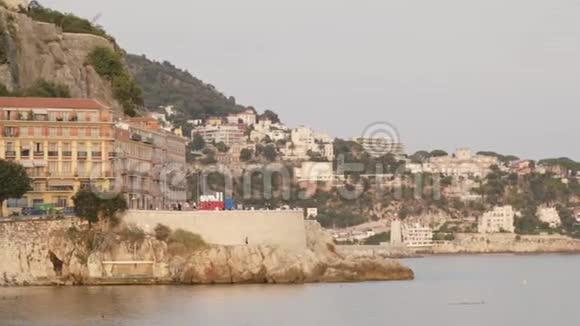 老城位于岩石海岸行动海滨度假老城岩石地形上有石堤美丽美丽视频的预览图