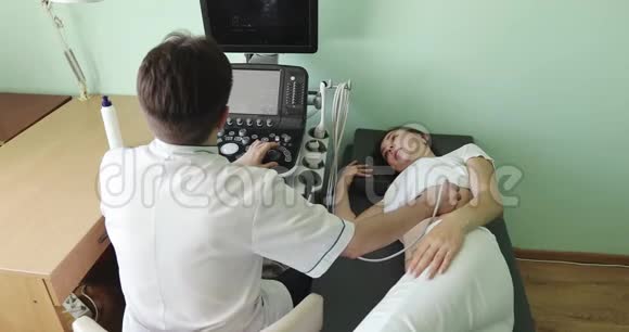 男性医生用超声波扫描仪检查女性左肾视频的预览图