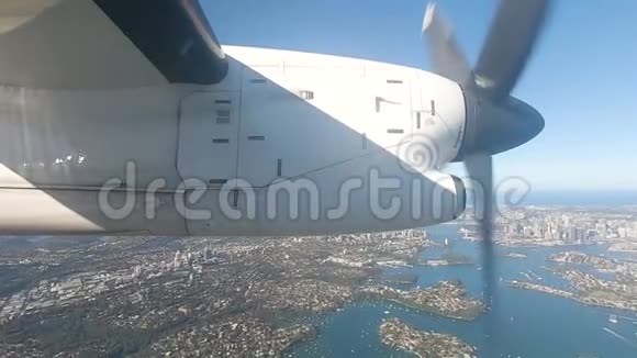 飞往悉尼机场的飞机飞越澳大利亚悉尼港视频的预览图