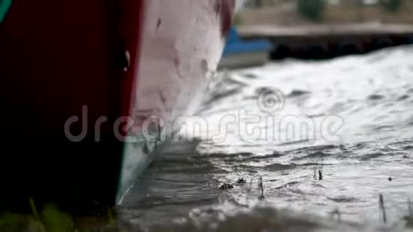 暴风雨和刮风天气期间湖上小船的一部分视频的预览图