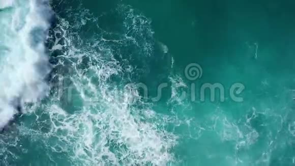 海景美丽的海浪和岩石海岸视频的预览图