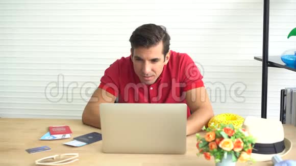 在电脑上搜索旅游交易的西班牙裔男子视频的预览图