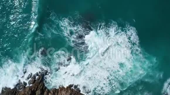 海景美丽的海浪和岩石海岸视频的预览图
