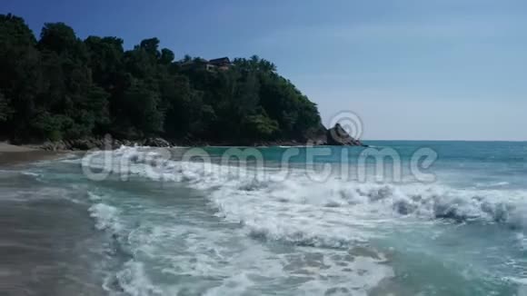 空中低景海景海浪拍打沙滩视频的预览图