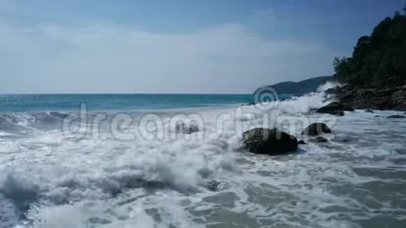 空中低景海景美丽的海浪和充满绿色的岩石海岸视频的预览图