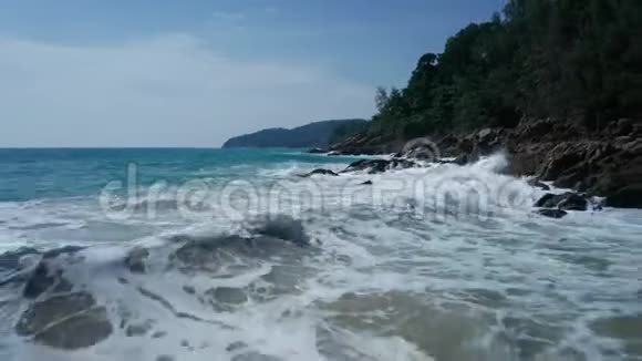 空中低景海景美丽的海浪和充满绿色的岩石海岸视频的预览图