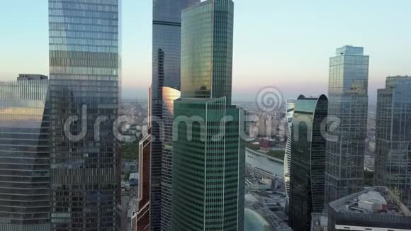 空中拍摄城市市区的摩天大楼视频的预览图