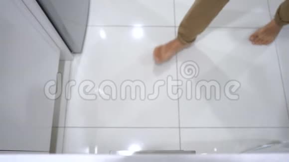 一个男人走到厨房的橱柜前从抽屉里拿出一把勺子和叉子盒子里只有两个勺子和叉子视频的预览图