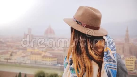 一幅年轻美丽的高加索女人的肖像微笑着快乐在下雨天亲吻佛罗伦萨的镜头视频的预览图