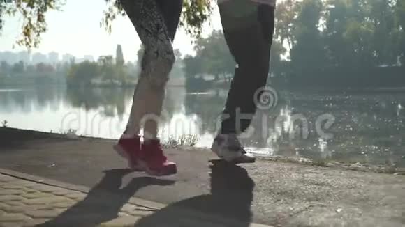 公母的腿在河边跑视频的预览图
