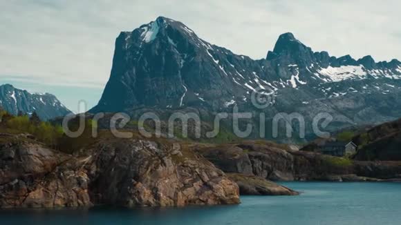 一个典型的挪威景观从一艘移动的船视频的预览图