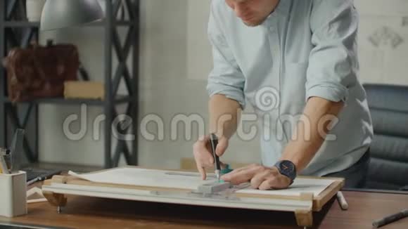 白天建筑师坐在现代工业办公室的写字台旁视频的预览图