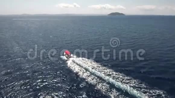 在希腊的NeosMarmarasHalkidiki快艇横渡大海的空中视野用无人驾驶飞机前进和侧移视频的预览图