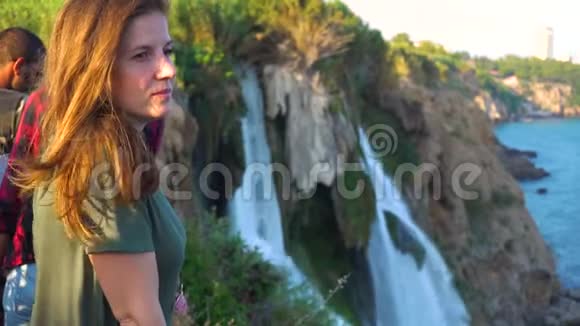 女人和美妙瀑布的景色视频的预览图
