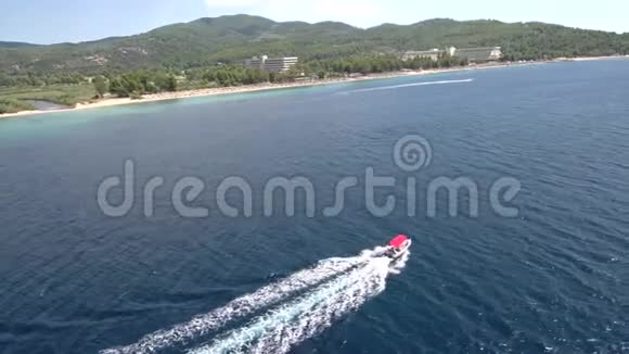 空中观看快艇横渡海NeosMarmarasHalkidiki希腊无人驾驶飞机横向移动视频的预览图