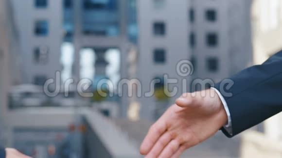 在商务中心后台与穿着商务服的高级管理人员握手握手视频的预览图
