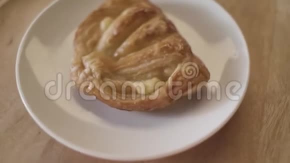 木制表面背景上有苹果的甜自制釉面面包库存录像提供美味的烘焙糕点视频的预览图