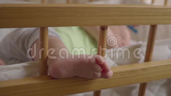 婴儿床睡觉可爱的新生儿安静地睡觉视频的预览图