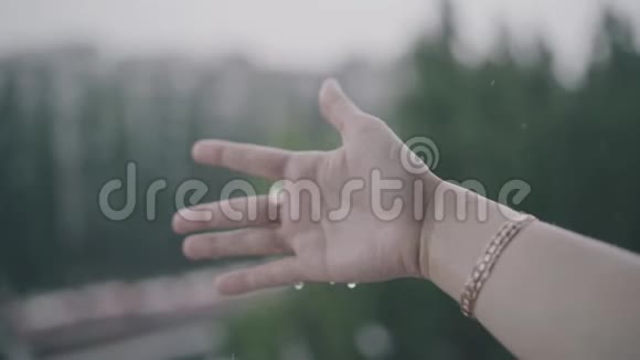 雨天雨滴落在女人手上雨落在一个人手上视频的预览图