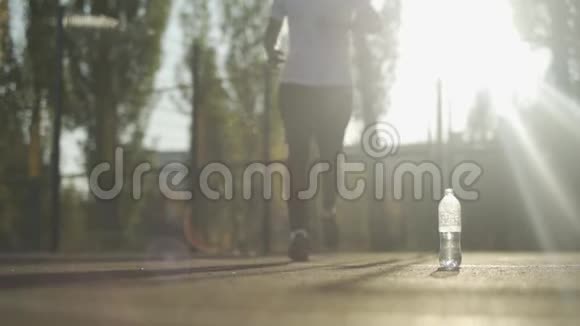 一个年轻人从篮球场上的瓶子里喝水视频的预览图
