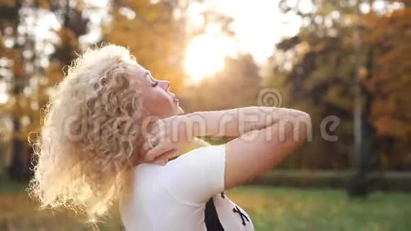 可爱的女人在公园散步享受阳光视频的预览图